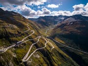Die Furkapassstrasse ist ab Montag um 16 Uhr nach der Winterpause wieder durchgehend befahrbar. (Bild: KEYSTONE/VALENTIN FLAURAUD)