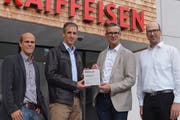 Von links: Stefan Gisler, Zertifizierungsstelle Minergie Uri, und Alexander Walker, Amt für Energie Uri, überreichen David Schuler und Niklaus Annen das erste Urner Minergie-ECO-Zertifikat. (Bild: PD)