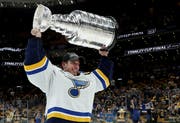 Jubelt mit dem Pokal: Erfolgsgoalie Jordan Binnington. (Bild: Dave Sandford/Getty)