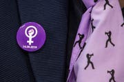 Ein Button mit dem Datum des Frauenstreiks. In Ob- und Nidwalden wird an diesem Tag nicht gestreikt, die politischen Meinungen über die Situation der Frauen gehen aber auch stark auseinander. (Symbolbild: Keystone/Peter Klaunzer, Bern, 20. Mai 2019)).