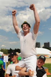 15. Juni 2013: Andi Imhof bejubelt seinen Triumph in Biel. (Bild: Boris Bürgisser)