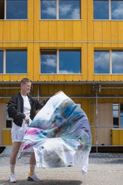 Künstlerin Lika Nüssli vor dem Lattich-Neubau in St.Gallen.