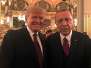 Der türkische Präsident Recep Tayyip Erdogan (rechts) will US-Präsident Donald Trump von der Richtigkeit seines Waffendeals mit Russland überzeugen. (Bild: KEYSTONE/EPA TURKISH PRESIDENTIAL OFFICE HANDOUT)