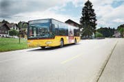 Ein Postauto unterwegs in St. Jakob. (Bild: Jakob Ineichen, Ennetmoos, 12. Juni 2019)