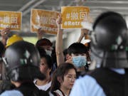 Erneut ist die Polizei mit einem Grossaufgebot vor dem Parlament im Einsatz. (Bild: Keystone/AP/KIN CHEUNG)