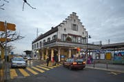 Blick auf den Bahnhof Pfäffikon. Hier soll der Bushof saniert werden. (Archivbild Keystone)