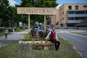 OK-Präsident Thomas Zemp bei einem dekorierten Holzbrunnen an der Ringstrasse. (Bild: Nadia Schärli, Horw, 13. Juni 2019)