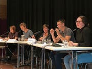 Die Teilnehmer am Podium, von links: Kantischülerin Miriam Rizvi, Timo Räbsamen, Präsident der Juso St. Gallen, Moderatorin Bettina Dyttrich, Nicolas Stillhard, Präsident der Jungfreisinnigen Toggenburg, und Kantischülerin Aimee Bolt. (Bild: Gianni Amstutz)