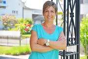 Doula Fabienne Zenger in ihrem Garten in Bürglen. (Bild: Mario Testa)