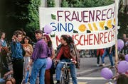 Am Schweizer Frauenstreik vom 14. Juni 1991 beteiligen sich Hunderttausende von Frauen landesweit an Streik- und Protestaktionen wie hier eine Gruppe von Frauen auf dem Helvetiaplatz in Zürich. Motto des Streiks war «Wenn Frau will, steht alles still». (Bild: KEYSTONE/Walter Bieri, 14. Juni 1991)