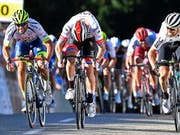 Der Norweger Alexander Kristoff (mitte) gewinnt vor dem Italiener Andrea Pasqualon (links) und dem Südafrikaner Reinardt Janse van Rensburg (rechts) den 56. Grossen Preis des Kantons Aargau in Leuggern (Bild: KEYSTONE/WALTER BIERI)