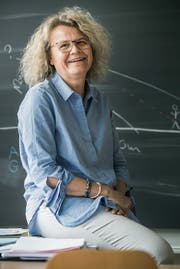 Schulleiterin und Lehrerin Doris Bachmann sitzt auf dem Pult in einem Klassenzimmer. (Bild: Andrea Stalder)