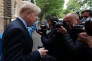 Boris Johnson äussert sich vor seinem Zuhause in London zum ersten Wahlgang für Theresa Mays Nachfolge. (Frank Augstein/AP, 13. Juni 2019)