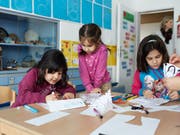Schicken Eltern ihre Kinder teilweise in die Kita, sollen sie künftig bei der direkten Bundessteuer statt 10'100 Franken bis zu 25'000 Franken abziehen können. Das Parlament hat einem höheren Abzug für die Kinderbetreuung zugestimmt. (Bild: KEYSTONE/ELISABETH REAL)