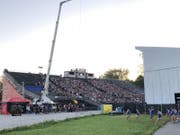 Gebannt verfolgen die Zuschauer die Eröffnungsfeier, das Fernsehen überträgt live.