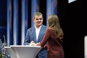 Sprach am Donnerstag in Luzern ebenfalls über den Werkplatz Schweiz: Stadler-Rail-Chef Peter Spuhler mit Moderatorin Susanne Wille. (Bild: Manuela Jans-Koch)