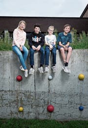 Sara Schenker, Marvin Durrer, Jonas Schunk und Richard Schäli (von links) und ihre Klassenkameraden machen mit beim Projekt Flimmerpause. (Bild: Stefan Kaiser (Hünenberg See, 11. Juni 2019))