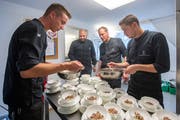 Solihaus St. Gallen: die Hotel Einstein Köche kochen im Solihaus für Flüchtlinge und Migranten © Urs Bucher/TAGBLATT