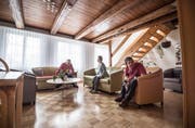 Drei der Bewohner im Aufenthaltsraum. (Bild: Andrea Stalder)