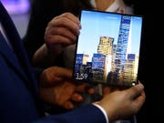 Das auffaltbare Huawei Mate X Smartphone kommt nun doch erst im September in die Läden. (Bild: KEYSTONE/AP/MANU FERNANDEZ)