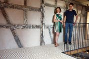 Judit Villiger und Künstler Othmar Eder im Haus zur Glocke.