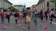 Bei einem Flashmob wird der Verkehr auf dem Basler Claraplatz lahmgelegt. (Bild: Georgios Kefalas/Keystone)