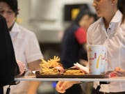 Eine Delegation Mitarbeiterinnen von McDonalds aus den USA ist am Freitag nach Zürich gereist, um ihre Schweizer Kolleginnen beim Frauenstreik zu unterstützen. (Symboldbild) (Bild: KEYSTONE/GAETAN BALLY)