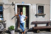 Fithi Berhane vor dem Eingang des multikulturellen «Treffpunkts 26» in Altdorf. (Bild: Claudia Naujoks. Altdorf, 9. Juni 2019)