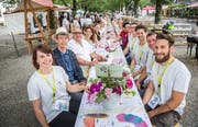 Das komplette OK des Mitsommerfestes mit Geschäftsführerin Martina Dumelin, Stadtpräsident Anders Stokholm und Schausteller HP Maier (links von vorne) sitzen an der langen Tafel. (Bild: Andrea Stalder)