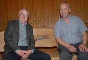 Als Dank der Gemeinde erhielt Kurt Henauer ein Bänkli, auf dem er mit dem ebenfalls abtretenden Gemeinderat Richard Heinzer an der letzten Gemeindeversammlung Platz nahm. (Bild: Kurt Peter)