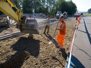 Neun Firmen im Bündner Strassenbau haben sich mit dem Kanton auf die Zahlung mehrerer Millionen Franken geeinigt (Themenbild). (Bild: KEYSTONE/MARTIN RUETSCHI)
