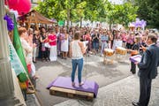 Regierungspräsident Jakob Stark (rechts) vor den gut 250 Frauen in Frauenfeld. (Bild: Andrea Stalder)