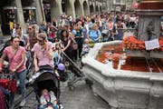 Tausende Frauen schoben ihre Kinderwagen durch die Berner Alstadt und blockierten so den Verkehr. (Bild: Alessandro della Valle/Keystone)