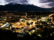 In Liechtenstein wurde in der Nacht auf Freitag ein Grosseinsatz der Sicherheitskräfte ausgelöst, weil das Notrufsystem des Landes komplett ausgefallen war. (Archivbild Vaduz) (Bild: KEYSTONE/PETER KLAUNZER)