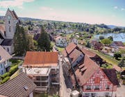Das Mesmerhaus von 1610 steht im Ermatinger Dorfkern. Ein Bild von der Aufrichte. (Bild: PD)