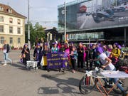 Mit Besen, Wäschezeinen und Teppichklopfer protestierten die Frauen am Berner Bahnhof gegen unbezahlte und unterbezahlte Arbeit.