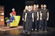 Die Schüler des Wahlfachs Theater rezitieren konzentriert an der Hauptprobe zu «Balladen». (Bild: Yvonne Imbach, Ebikon, 13. Juni 2019)