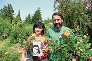 Dyana und ihr Sohn Dominik Huber zeigen die Anne-Frank-Rosen, von denen hoffentlich bald 210 Stück beim jüdischen Museum in Frankfurt blühen. (Bild: Andrea Weibel)