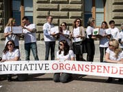 Der Bundesrat unterstützt das Anliegen, bei der Organspende die Widerspruchslösung einzuführen. Er will dabei aber die Angehörigen einbeziehen. (Bild: KEYSTONE/PETER SCHNEIDER)