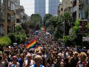 Zehntausende fordern anlässlich der Gay-Pride-Parade in Tel Aviv gleiche Rechte für Schwule, Lesben, Bi- und Transsexuelle. (Bild: KEYSTONE/AP/TSAFRIR ABAYOV)