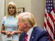 US-Präsident Donald Trump und seine Beraterin Kellyanne Conway bei einer Besprechung im Weissen Haus. (Bild: KEYSTONE/EPA/ZACH GIBSON)