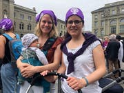 Stefanie Schmid (rechts) und eine Freundin haben am Kinderwagen-Streik teilgenommen.