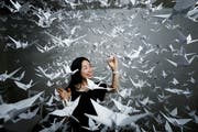 Kanna Yamaguchi mit ihren tausend Origamis. (Bild: Stefan Kaier (Zug, 14. Juni 2019))