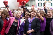 Bundesrätin Viola Amherd (Mitte) auf dem Bundesplatz in Bern. (Bild: Keystone)