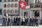 Die Kreiskommandanten der Schweiz sowie viele militärische Ehrengäste und Politiker tagten im Urner Landratssaal. (Bild: Paul Gwerder, Altdorf, 14. Juni 2019)