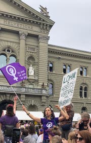 Vreni Wüthrich mit anderen Streikerinnen vor dem Bundeshaus.