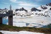 Das seltene Bild vom Mitte Juni noch gefrorenen Melchsee entstand gestern um 11 Uhr. (Bild: Kurt Zumbrunn)