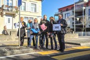 Die Eschliker Grünen mit Gemeindepräsident Hans Mäder bei der Petitionsübergabe auf der Bahnhofstrasse. (Bild: Olaf Kühne)