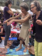 Iris Käser (Mitte) bespricht das weitere Vorgehen. Die Arbeit am Weltentuch ist so weit fortgeschritten, das der Platz auf dem Bundesplatz bald knapp wird.
