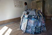 Neue Ausstellung im Haus zur Glocke: Judit Villiger steht zwischen Arbeiten von Corina Rauer – der temporären Schutzhütte und einigen Aquarellen aus der Serie «Ehrliches Handwerk». (Bilder: Dieter Langhart)